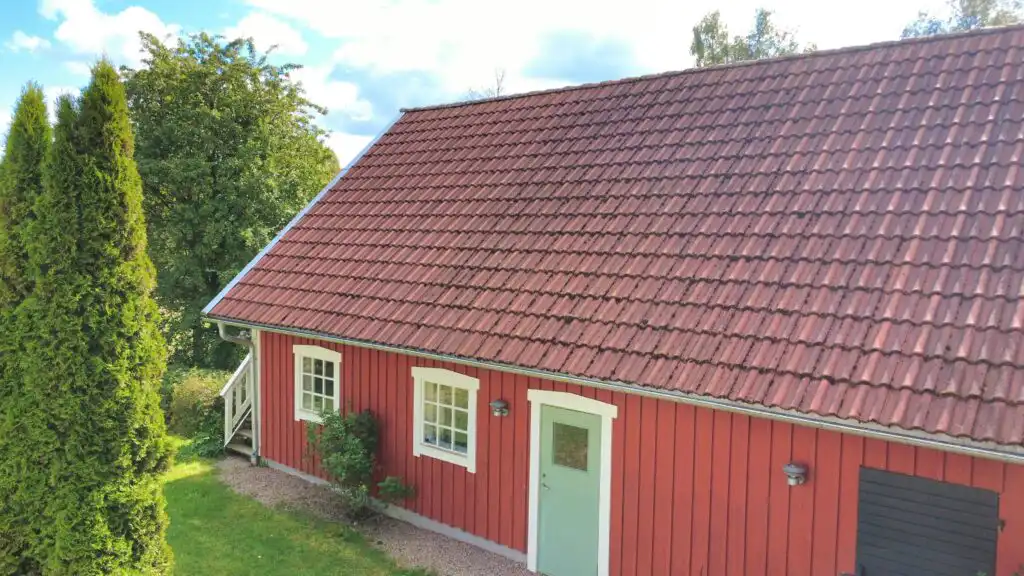 Traditionelles rotes Nebengebäude auf dem Grundstück von Linnéagården