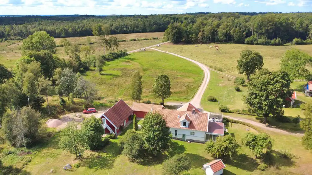 Luftbild von Linnéagården mit Garten und ländlicher Umgebung