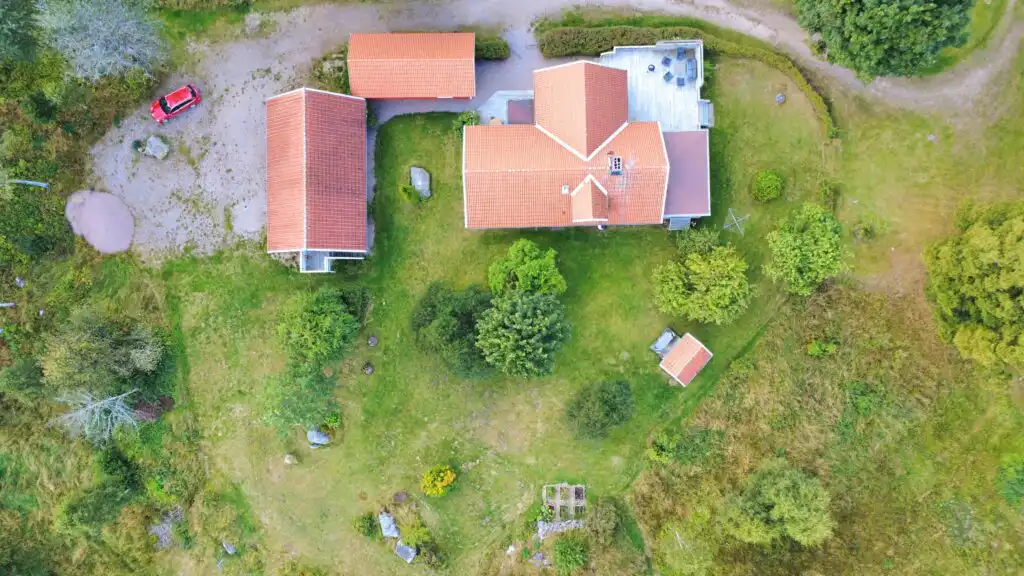 Luftaufnahme des großen Grundstücks von Linnéagården bei Strömsnäsbruk
