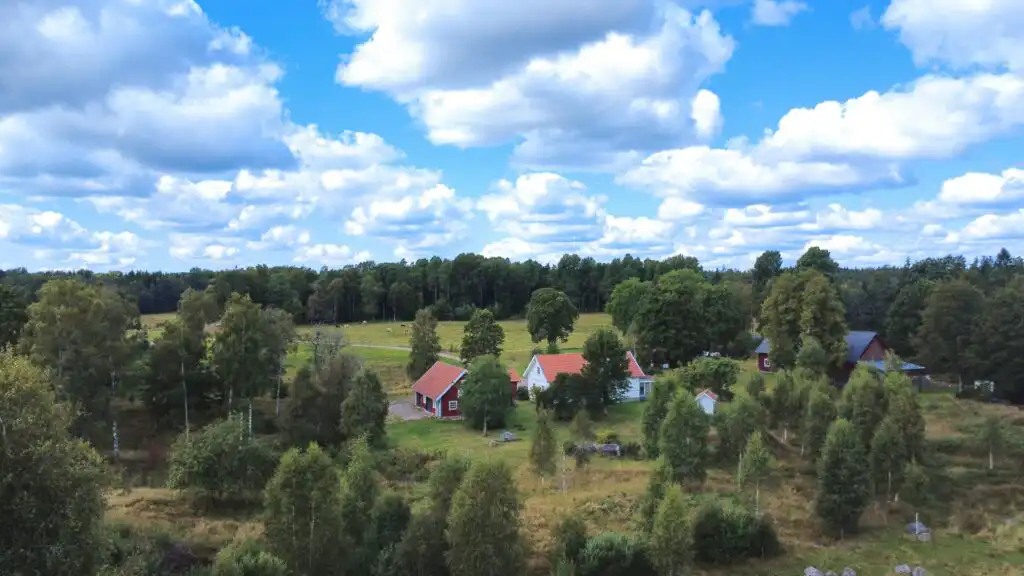 Linnéagården umgeben von typisch småländischer Natur und Wäldern