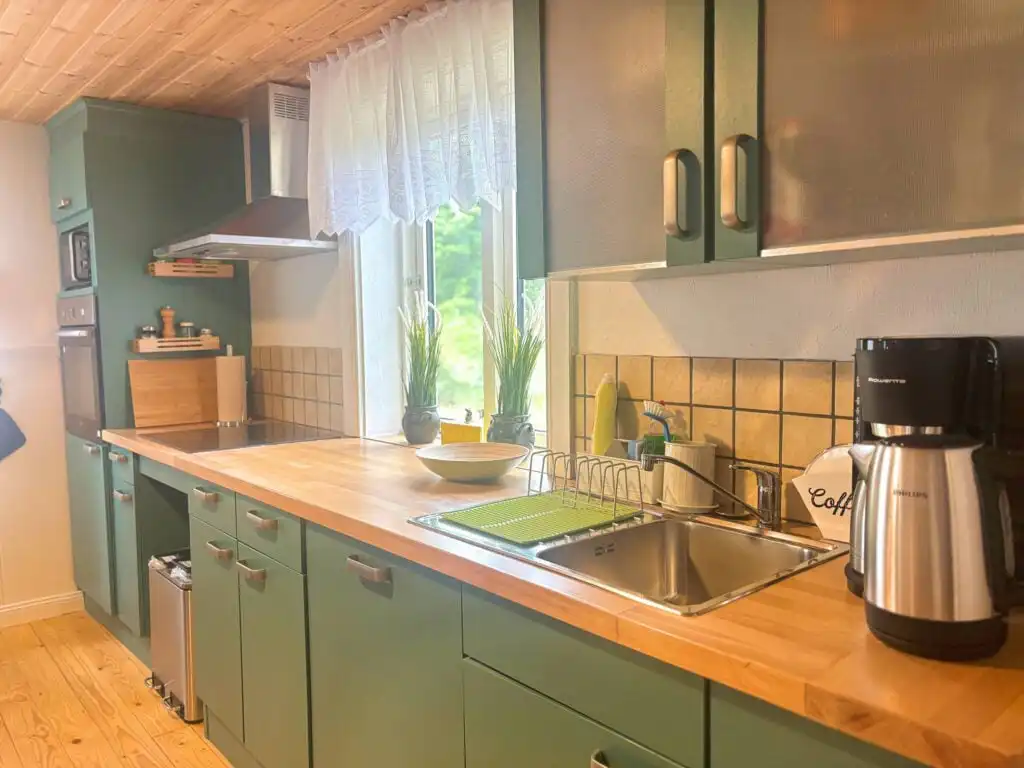 Gut ausgestattete Küche im Ferienhaus Villa Pelle in Småland