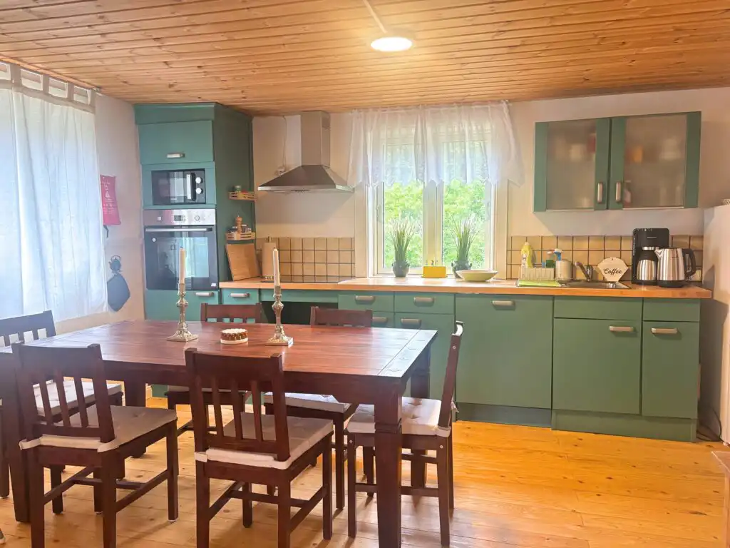 Große Küche mit Essbereich in der Villa Pelle in Fagerhult