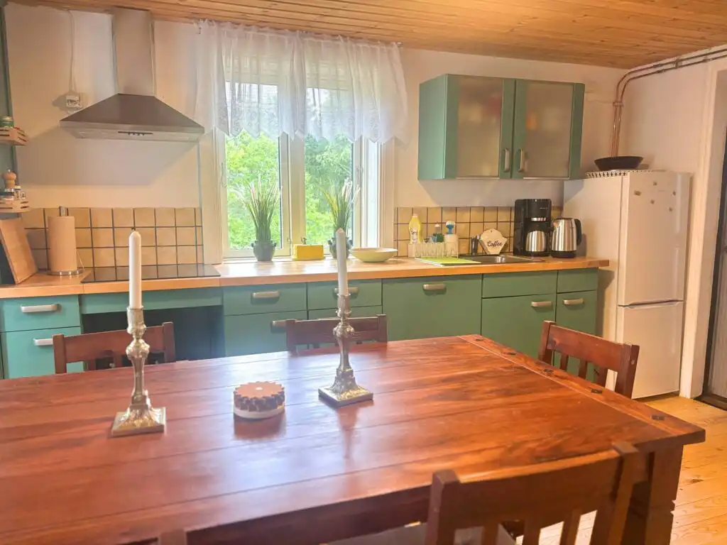 Großer Esstisch in der Küche der Villa Pelle in Fagerhult