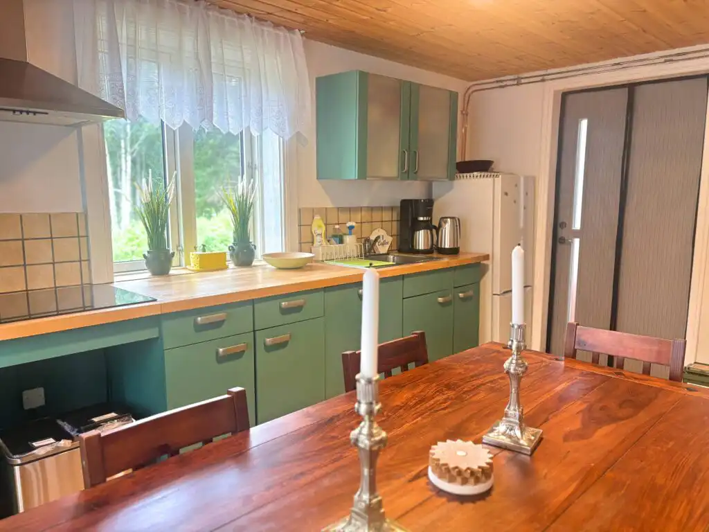 Küche mit großem Esstisch im Schwedenhaus Villa Pelle