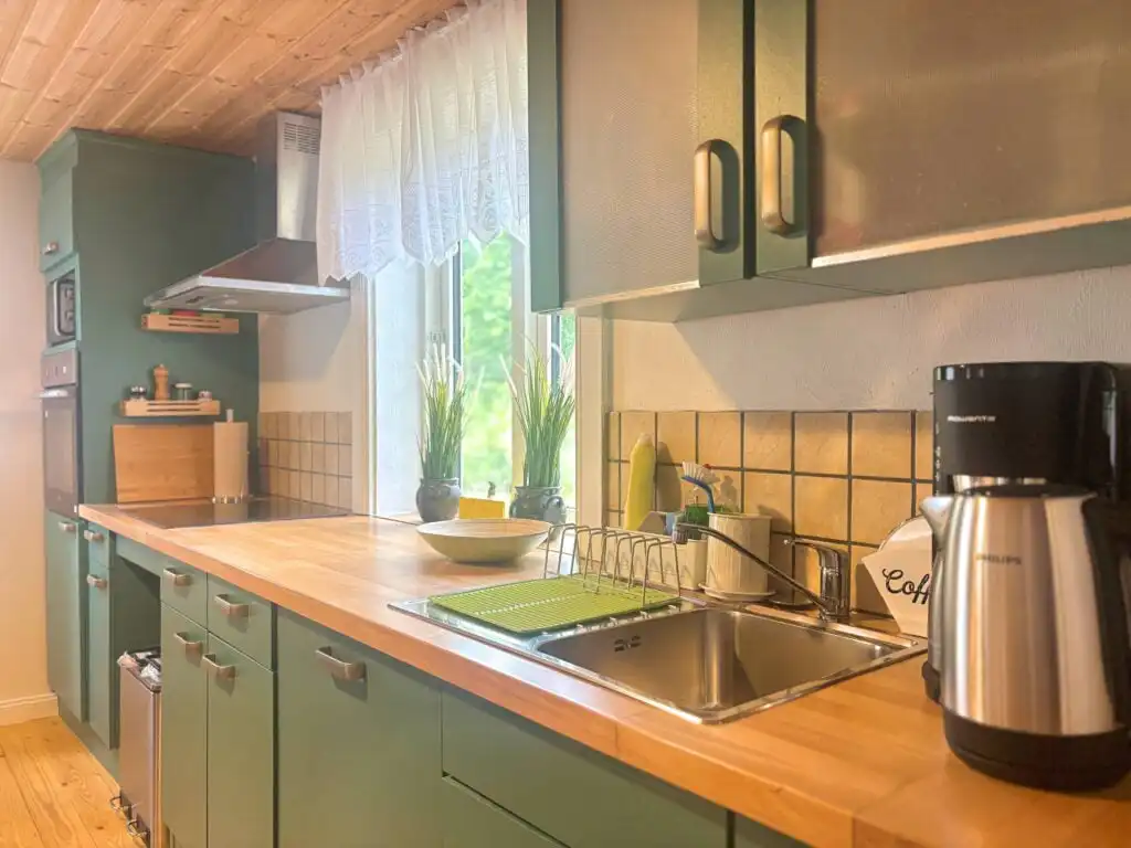 Küchenzeile mit Geschirrspüler in der Villa Pelle in Småland