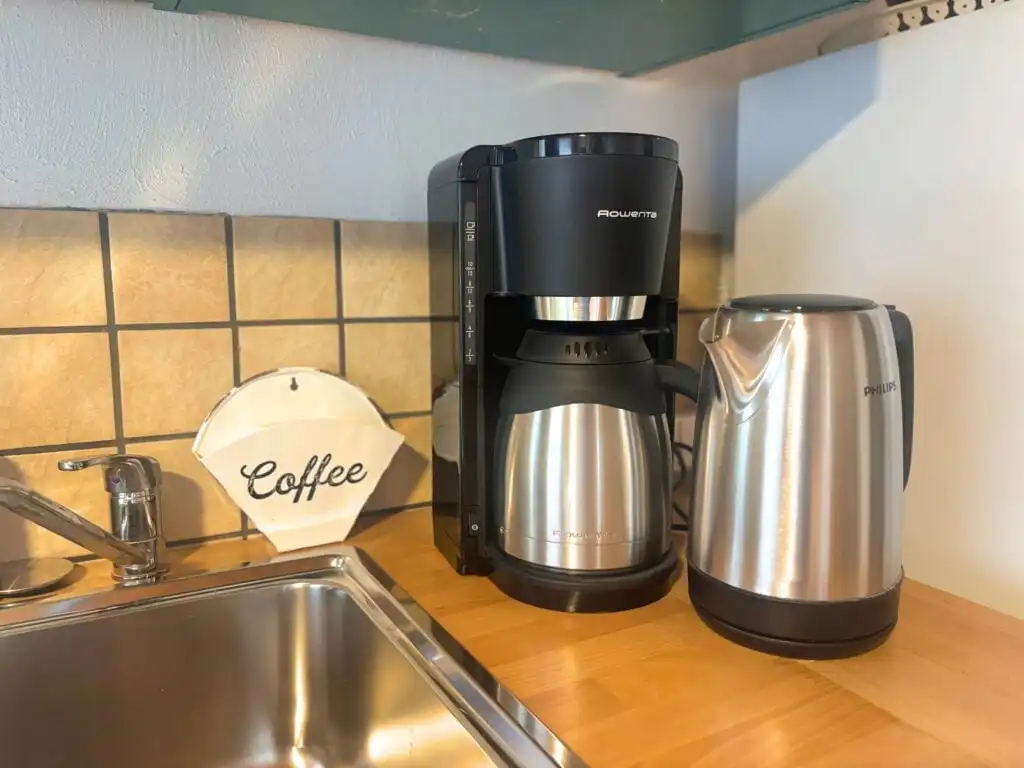 Kaffeemaschine und Wasserkocher in der Küche der Villa Pelle