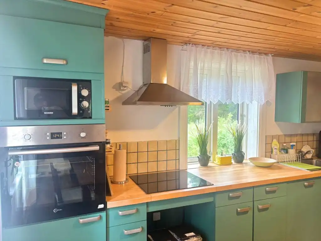 Gut ausgestattete Küche mit Backofen im Ferienhaus Villa Pelle