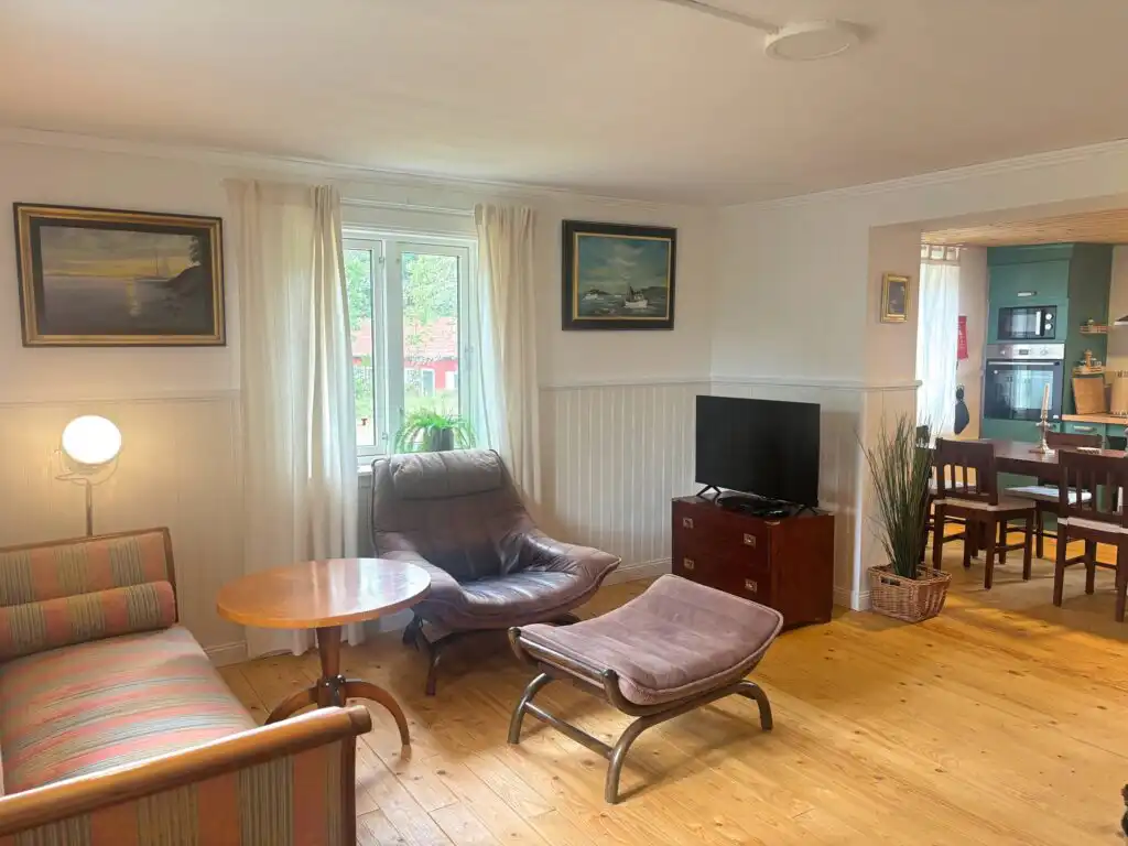 Großzügiges Wohnzimmer mit Sofaecke in der Villa Pelle in Fagerhult