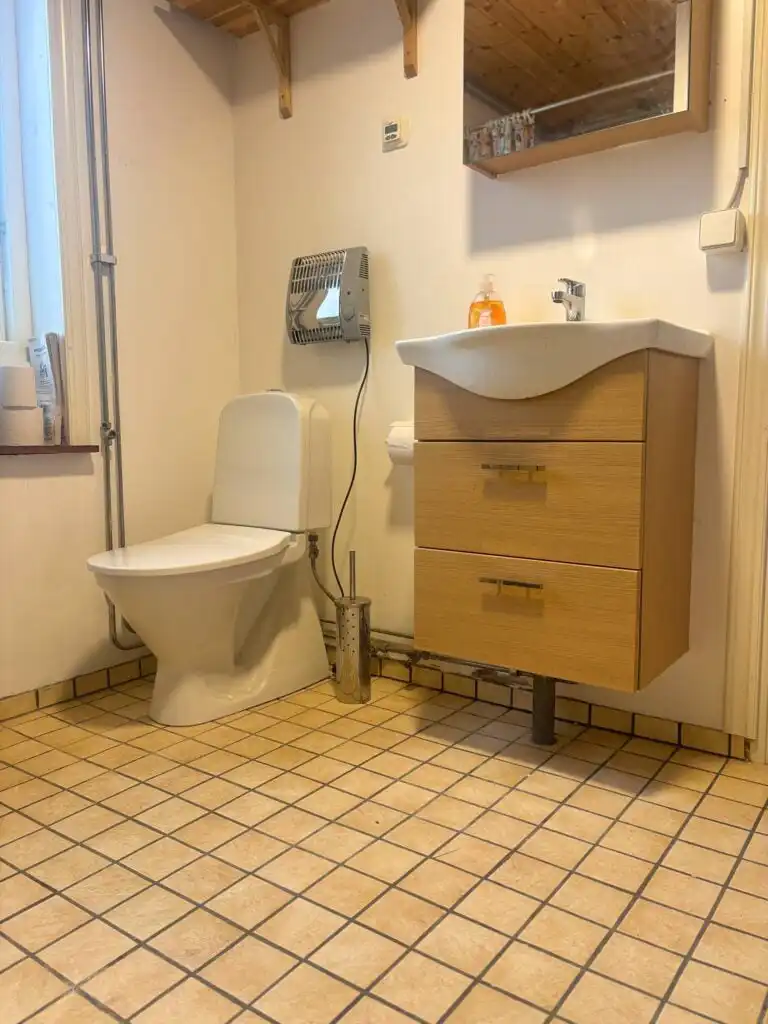 Badezimmer mit Dusche in der Villa Pelle in Småland