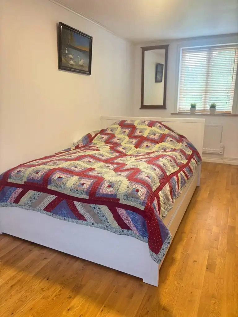 Schlafzimmer mit Doppelbett in der Villa Pelle in Fagerhult