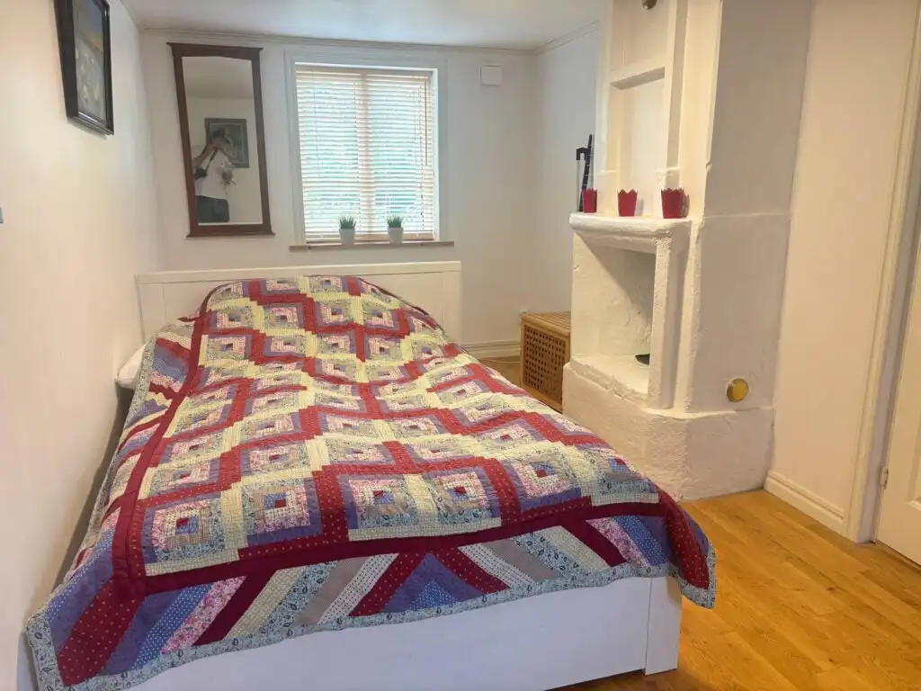 Gemütliches Schlafzimmer mit Doppelbett in der Villa Pelle