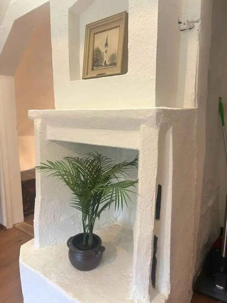 Liebevolle Einrichtung im Schlafzimmer der Villa Pelle in Småland
