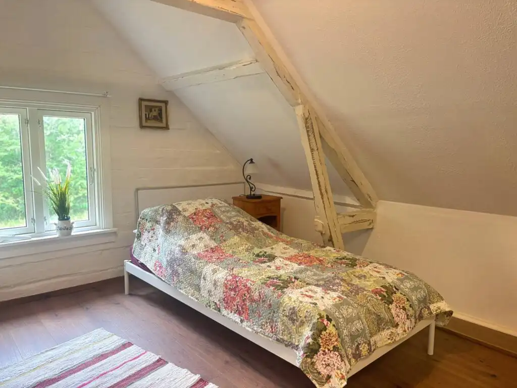 Schlafzimmer mit zwei Einzelbetten im Obergeschoss der Villa Pelle