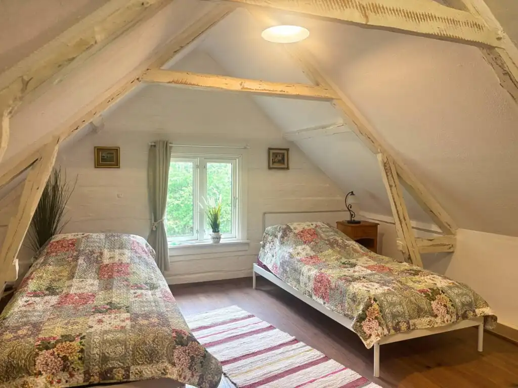 Gemütliches Zweibettzimmer unter dem Dach der Villa Pelle
