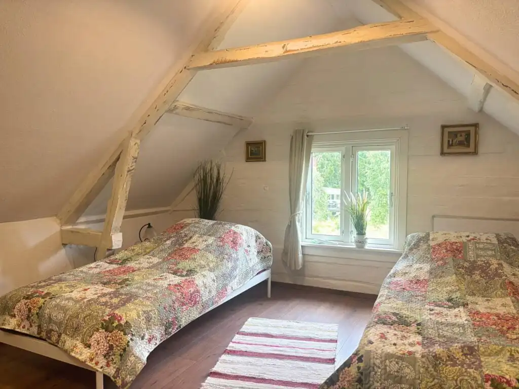 Schlafzimmer für zwei Personen im Ferienhaus Villa Pelle in Småland