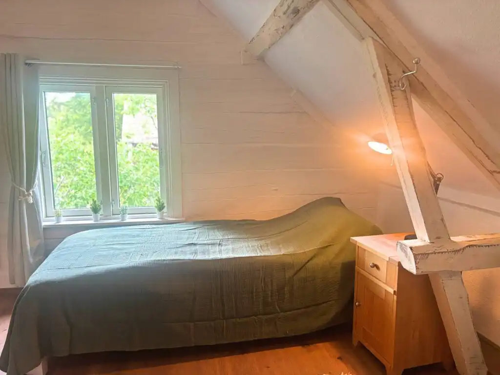 Gemütliches Schlafzimmer unter dem Dach der Villa Pelle