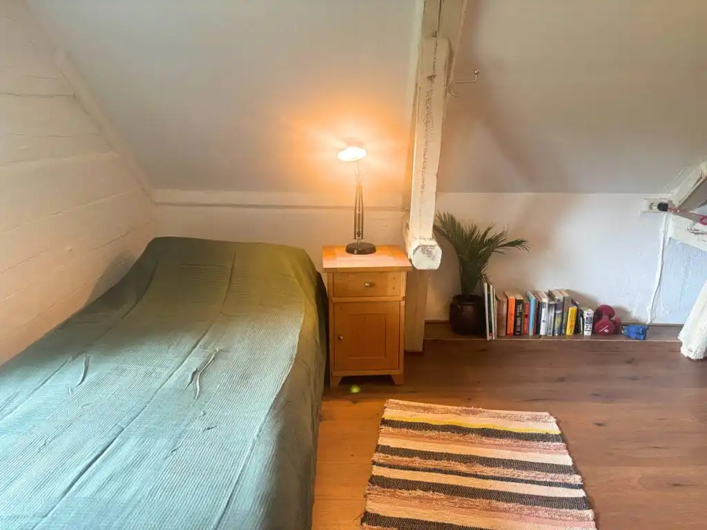 Einzelbett im Schlafzimmer der Villa Pelle in Fagerhult