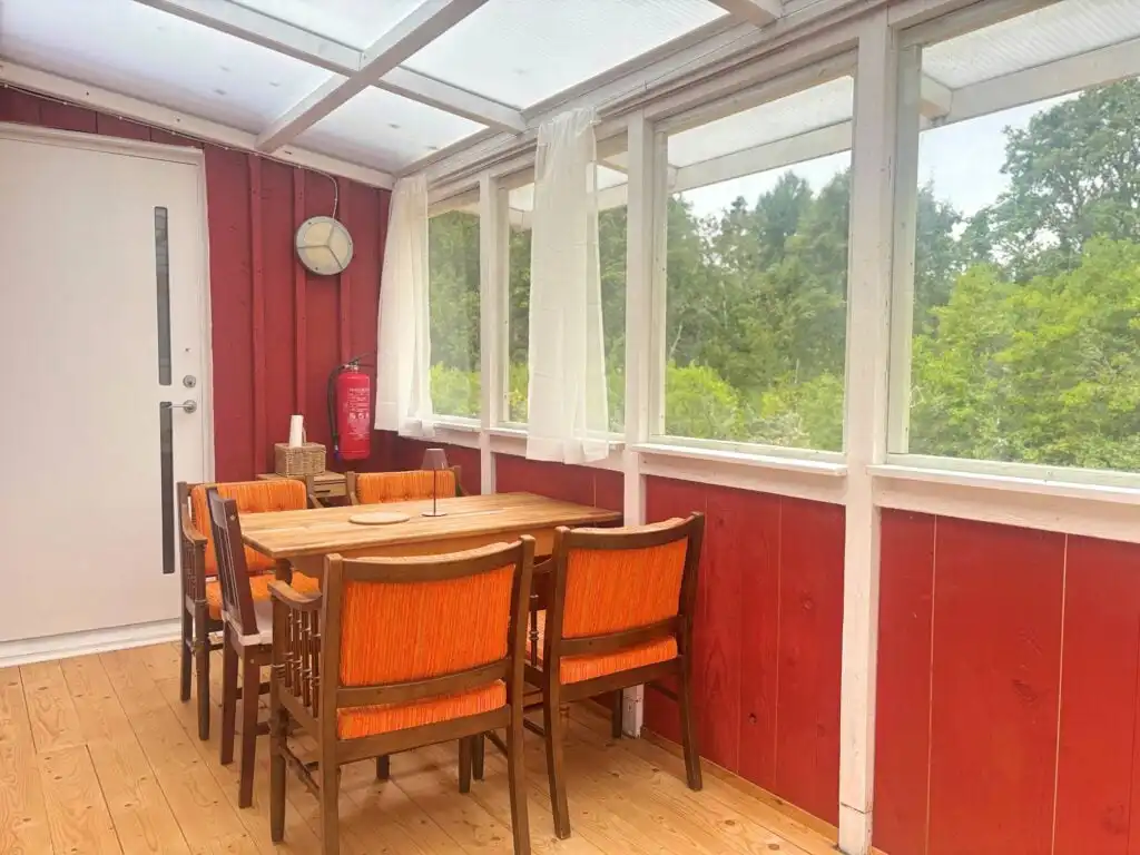 Gemütlicher Wintergarten mit Essplatz in der Villa Pelle