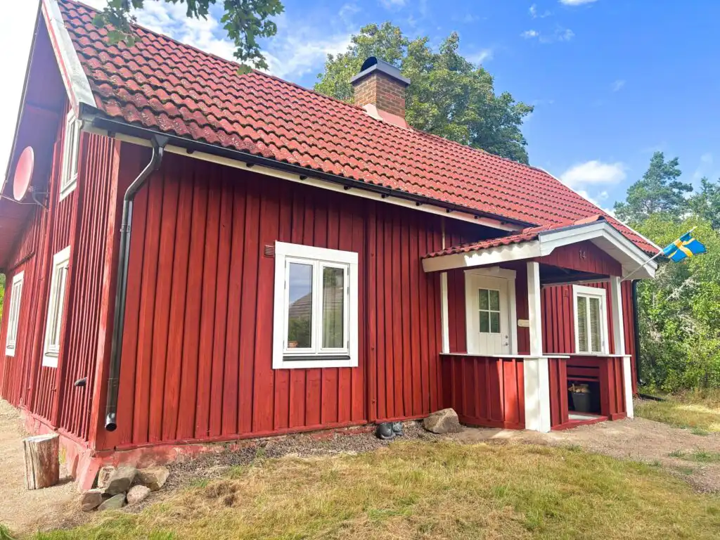 Rotes Ferienhaus Villa Pelle umgeben von schwedischer Natur