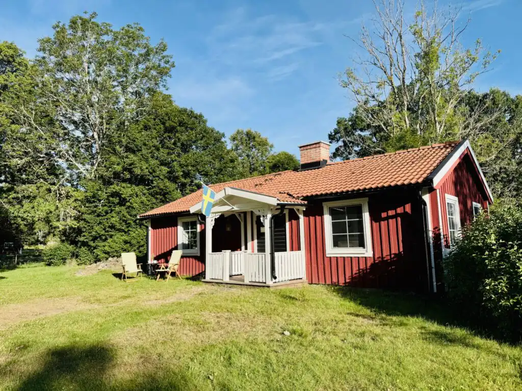 Rotes Ferienhaus Sommerlycka in ruhiger Lage am Ortsrand von Fågelfors