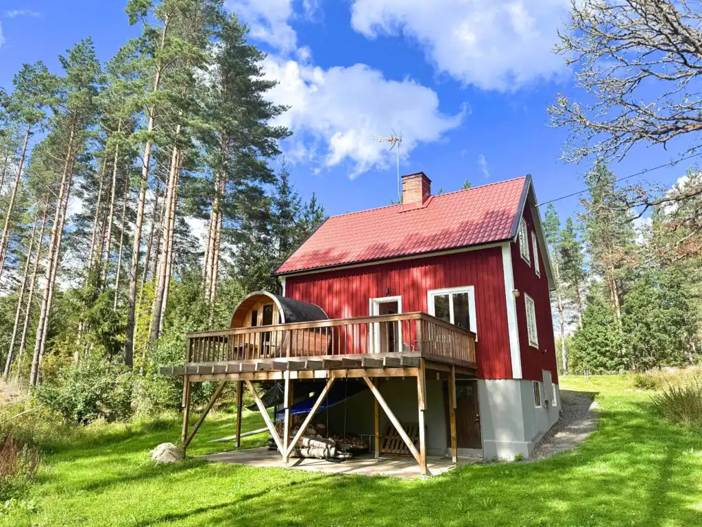 Skogsdrömmen – rotes Schwedenhaus in ruhiger Lage bei Fågelfors