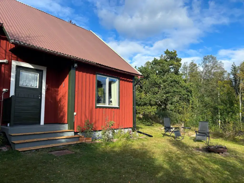 Häxans Hus – rotes Ferienhaus im Wald in Dalarna