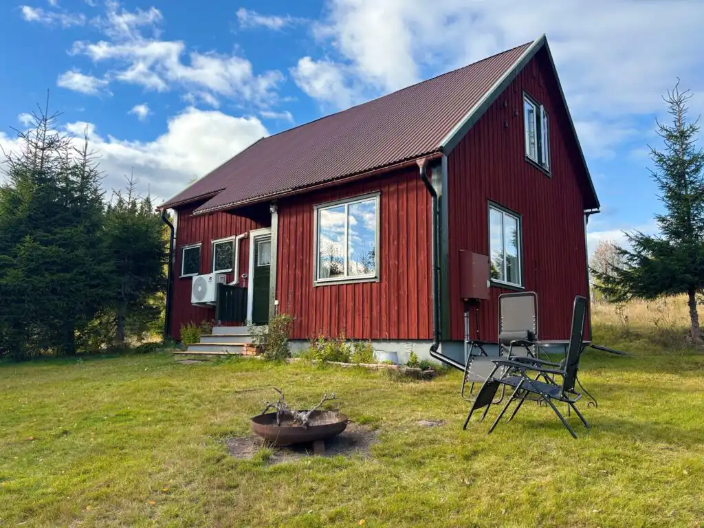 Häxans Hus mit Feuerstelle und großem Garten in Dalarna