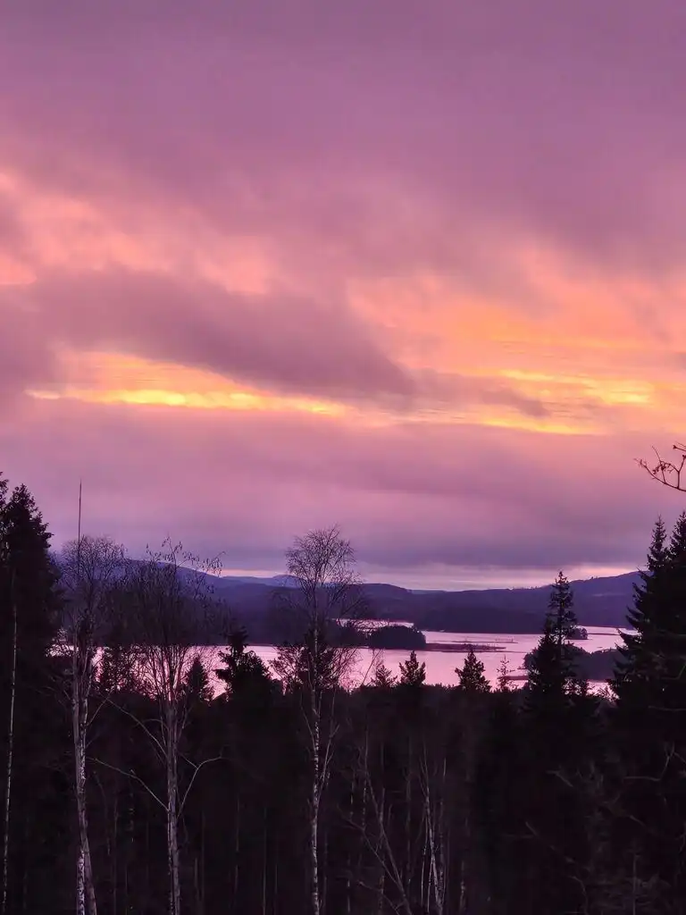 Sonnenuntergang über der Landschaft rund um Häxens Hus in Dalarna