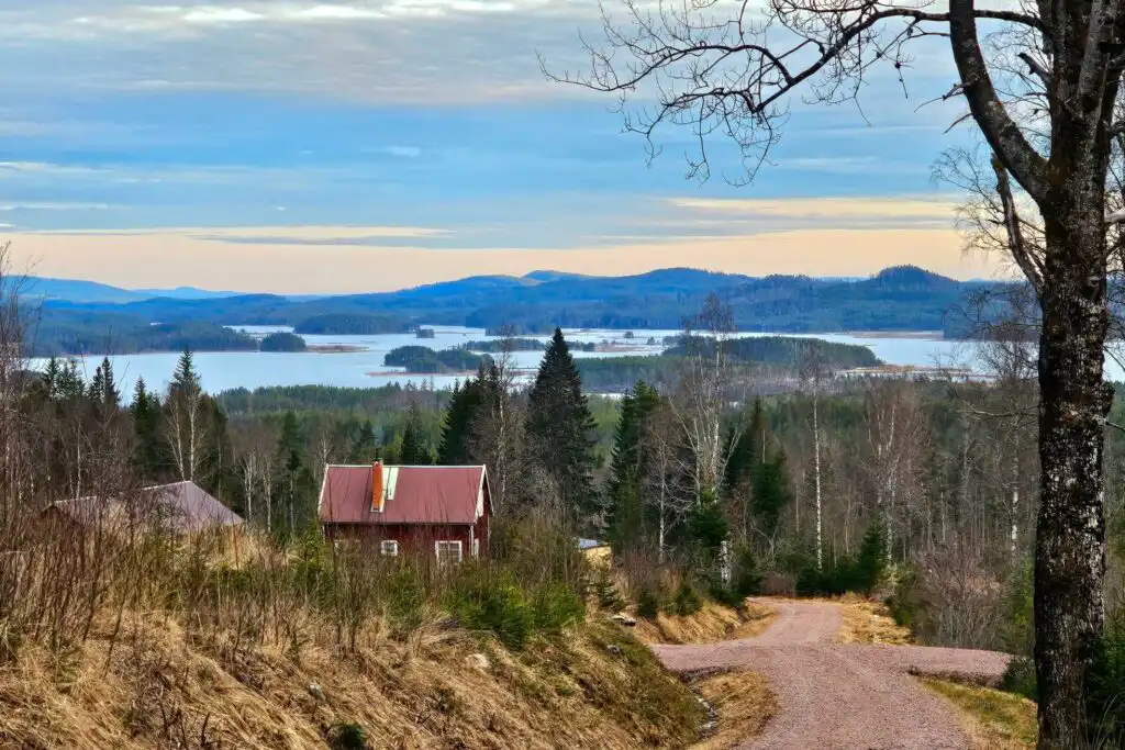 Häxans Hus mit Blick auf den See Lisjön in Dalarna