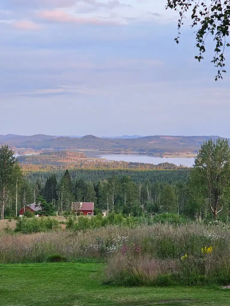 Weite Landschaft mit Wäldern und Seen bei Häxens Hus