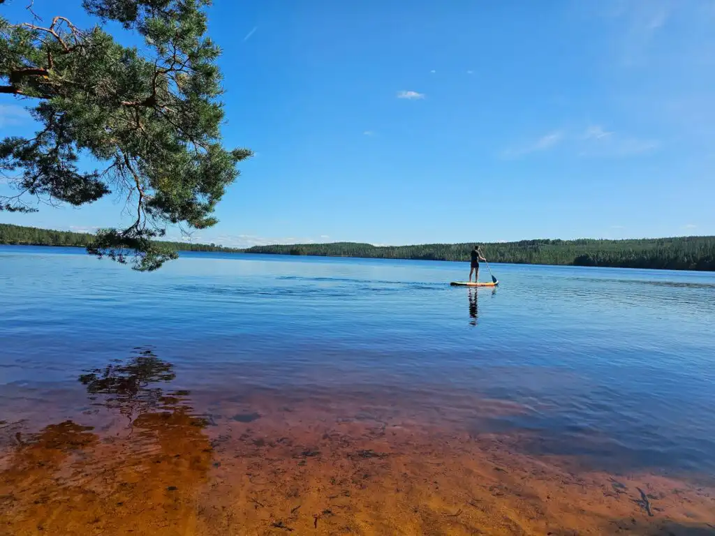 Badesee mit klarem Wasser nahe Häxans Hus in Dalarna