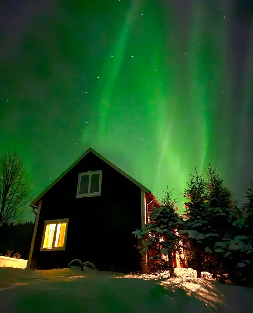 Häxens Hus unter Nordlichtern in der schwedischen Natur