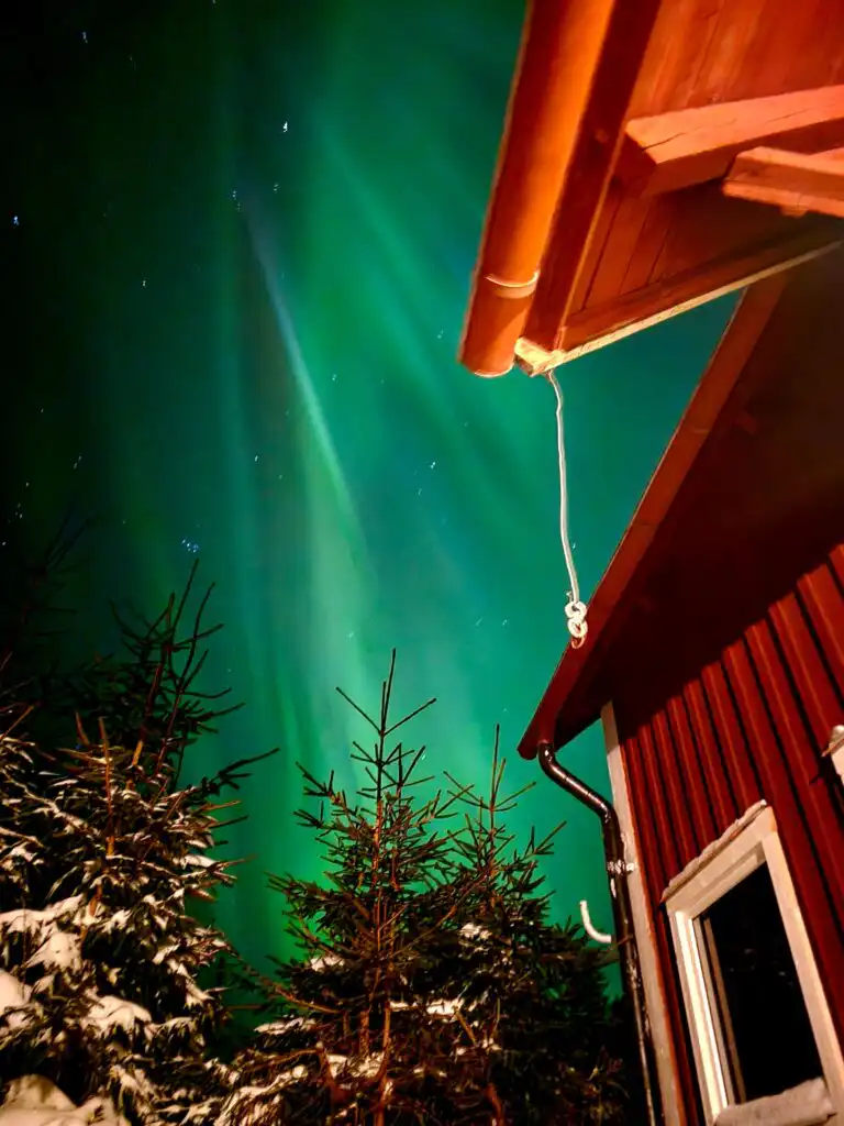 Nordlichter über dem roten Schwedenhaus Häxens Hus
