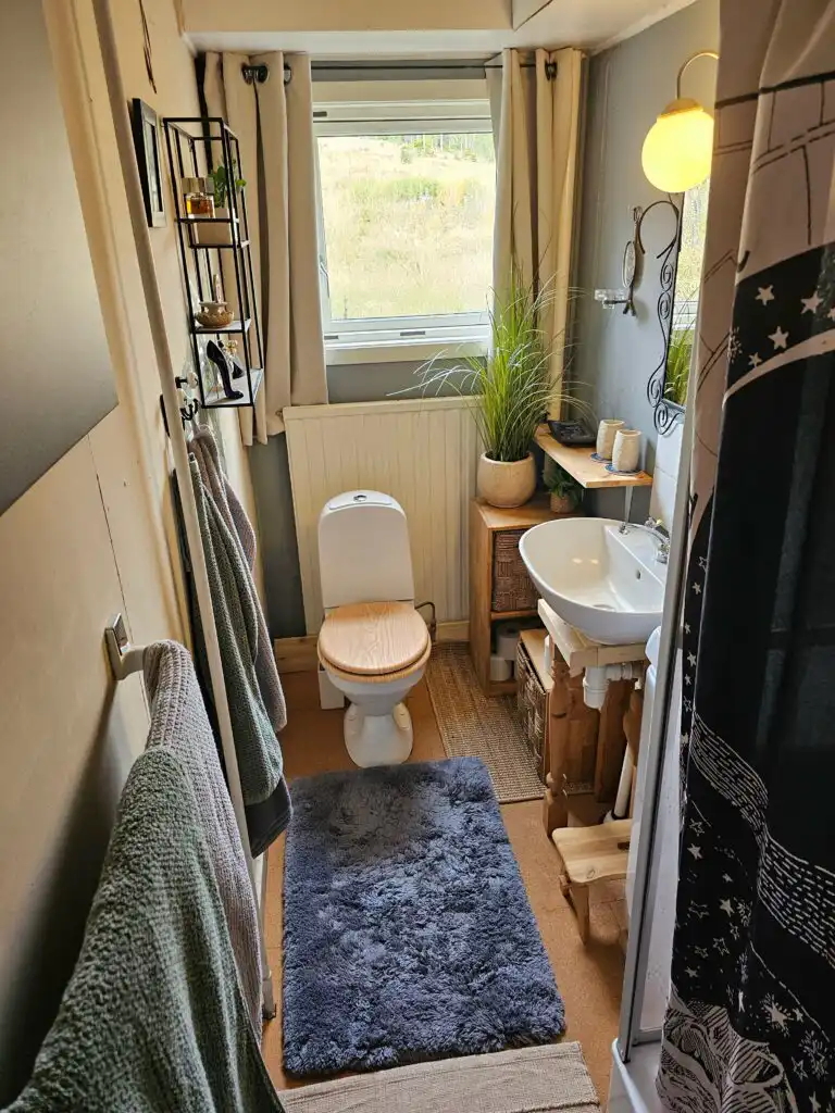 Bdezimmer mit Dusche im Häxans Hus