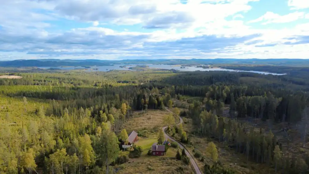 Luftaufnahme der Wälder und Seen rund um Häxens Hus