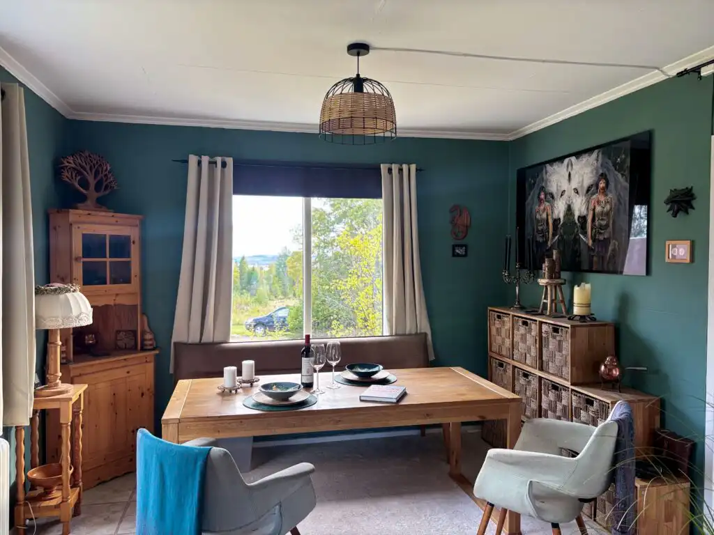 Gemütlicher Wohnbereich im Häxans Hus mit Blick ins Grüne