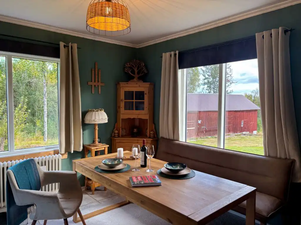 Wohn- und Essbereich im Ferienhaus Häxans Hus