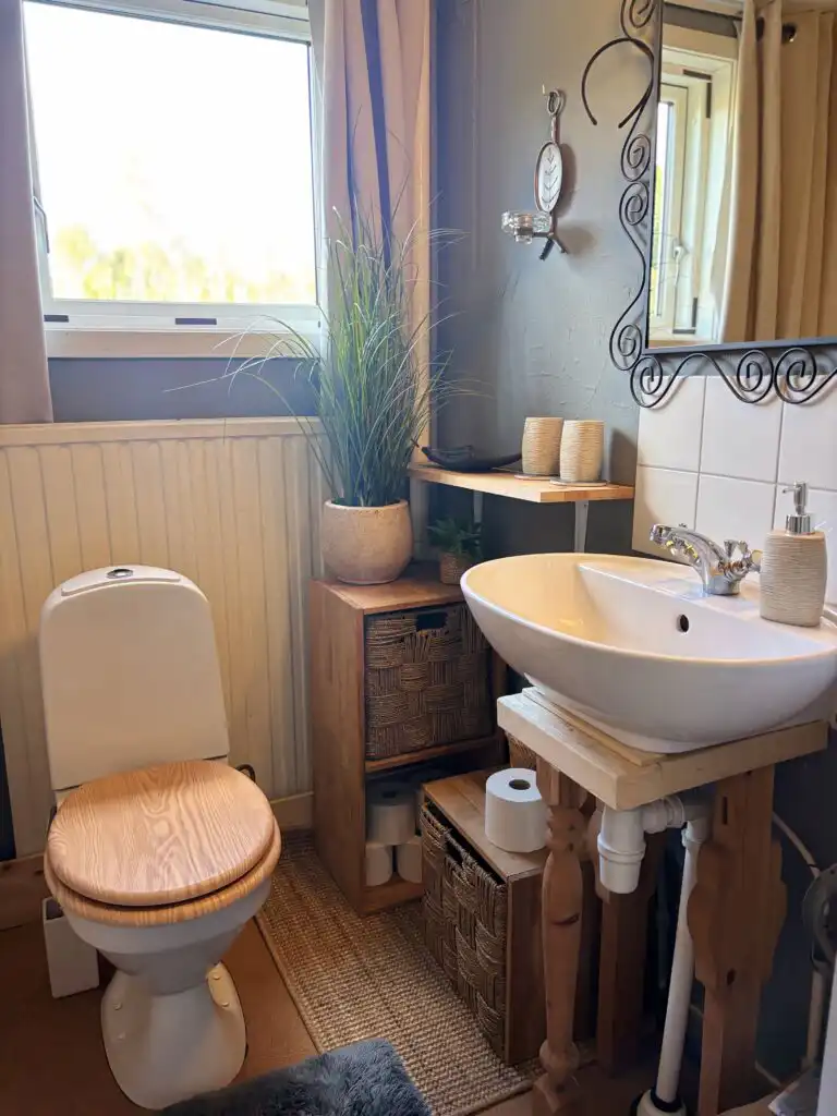 Badezimmer mit WC und Waschbecken im Häxans Hus