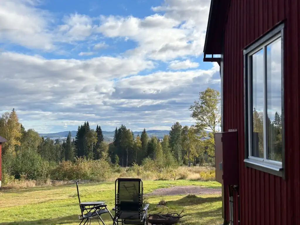 Blick aus dem Häxans Hus auf Garten und Natur in Dalarna