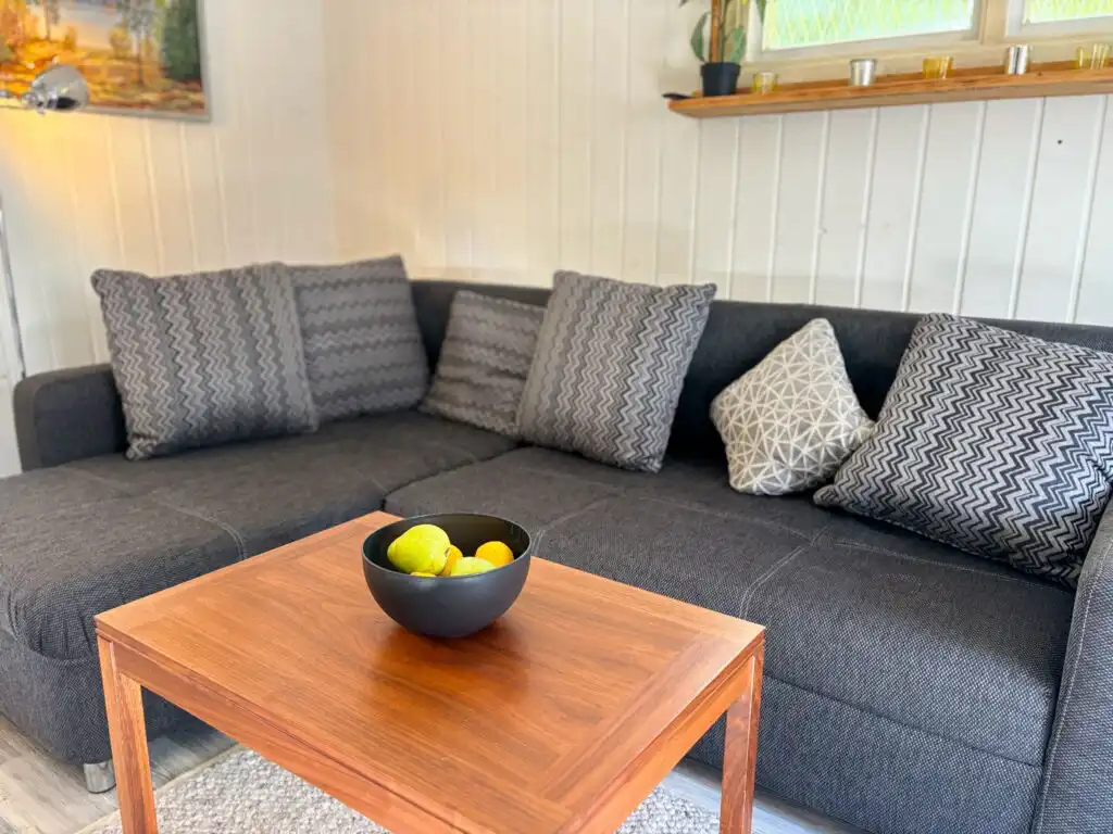 Gemütliches Sofa im Wohnbereich des Ferienhauses Hus Älmtamåla