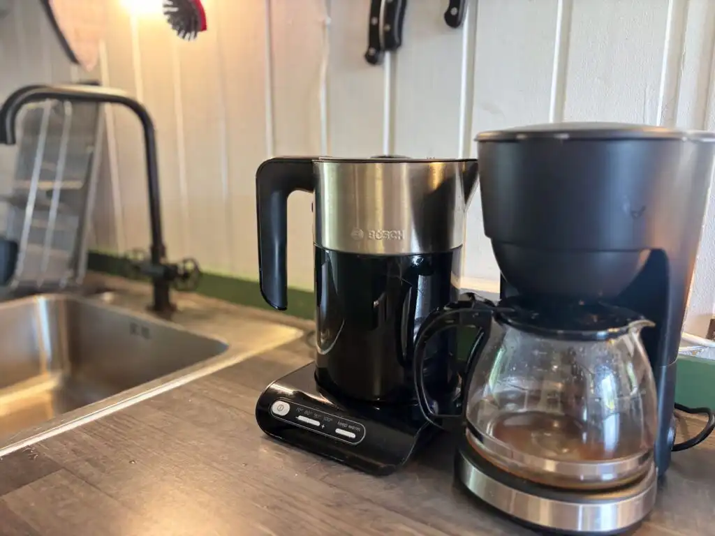 Kaffeemaschine in der ausgestatteten Küche des Hus Älmtamåla