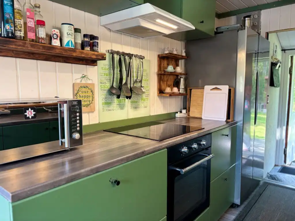 Grüne Landhausküche im Hus Älmtamåla nahe Holmsjö