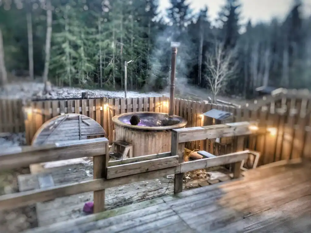 Holzbeheizter Hot Tub auf der Terrasse des Hus Älmtamåla