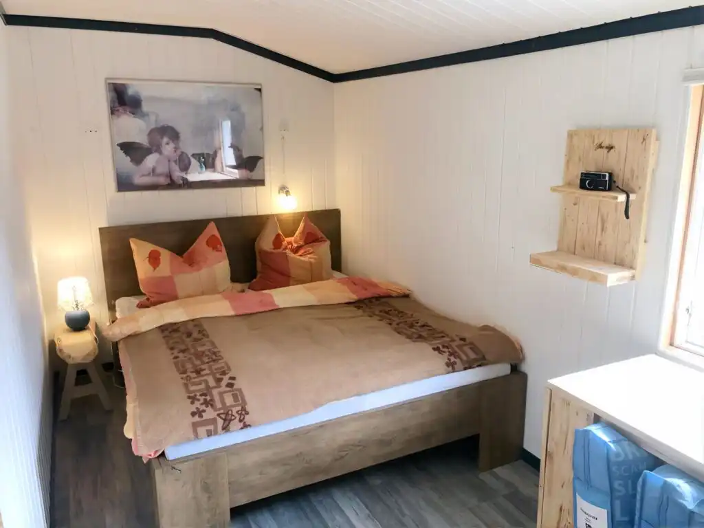 Schlafzimmer mit Doppelbett im Ferienhaus Hus Älmtamåla