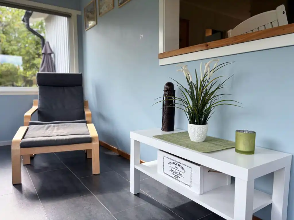 Heller Wintergarten mit Sitzplatz im Hus Västerlyckan