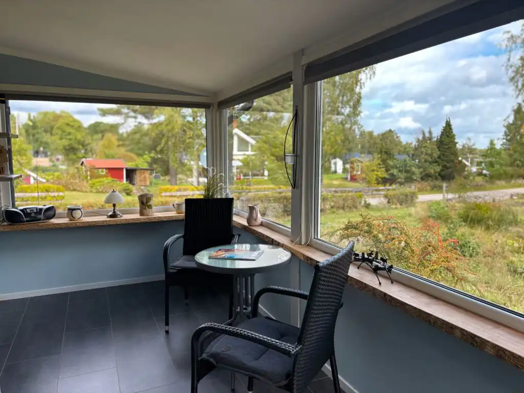Wintergarten mit Blick in den Garten von Västerlyckan