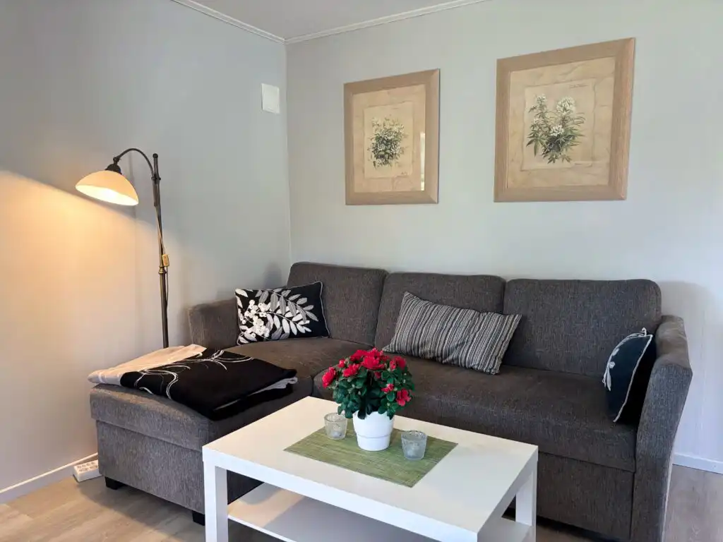 Wohnbereich mit Sofa im Ferienhaus Västerlyckan in Saleboda