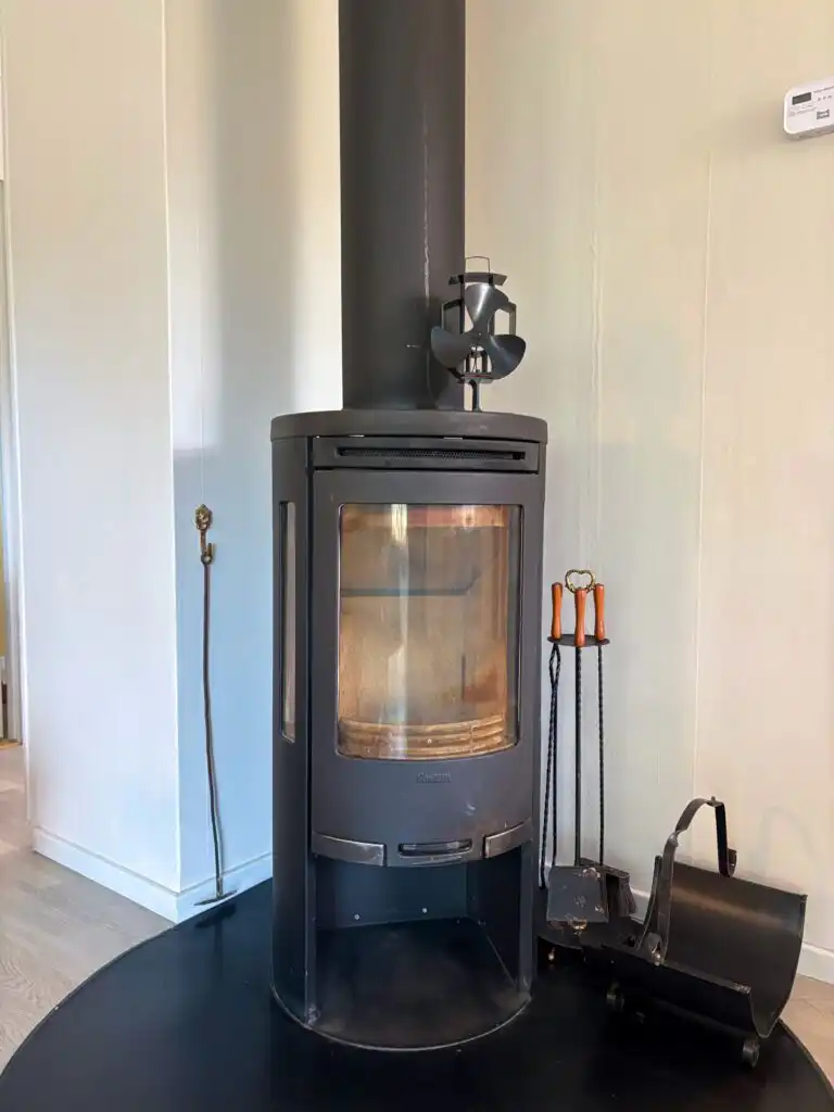 Kamin im Wohnzimmer von Hus Västerlyckan