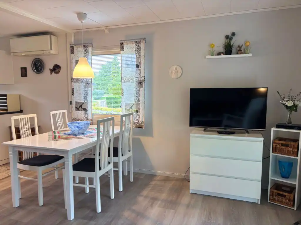 Wohnzimmer mit Essbereich im Hus Västerlyckan nahe dem Västersjön
