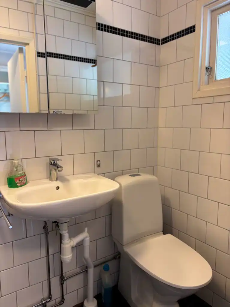 Badezimmer mit Dusche und WC im Hus Västerlyckan